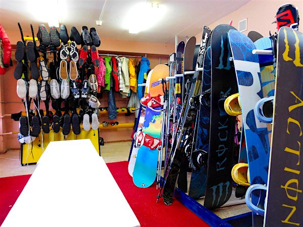 ski room, комната для горнолыжного снаряжения хостела Акка Книбекайзе